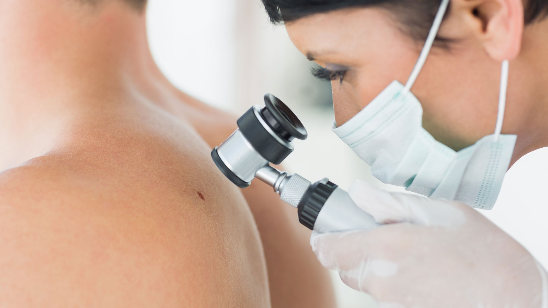 dermatologista-examina-sinal-paciente